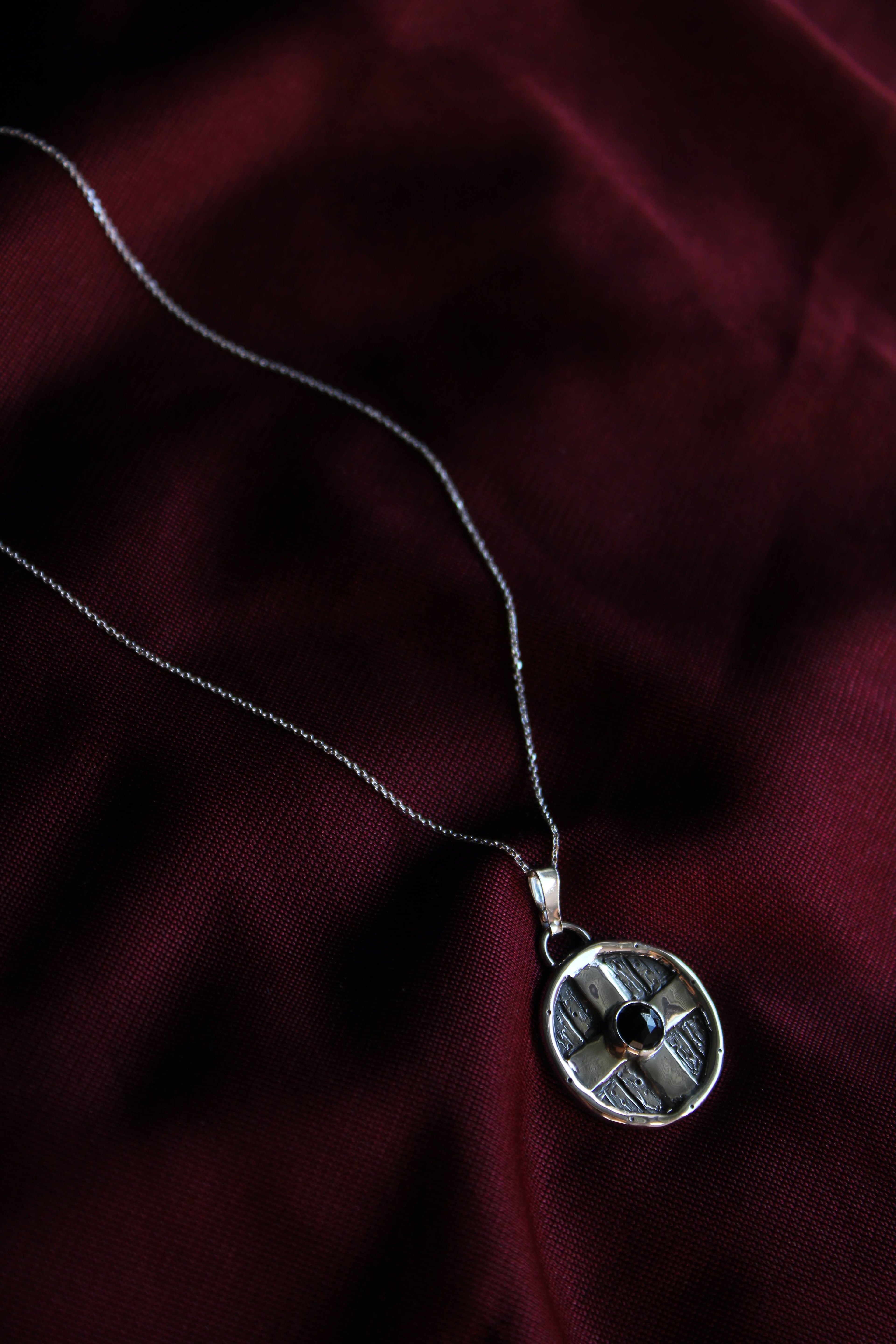 Escudo vikingo Onyx negro facetado