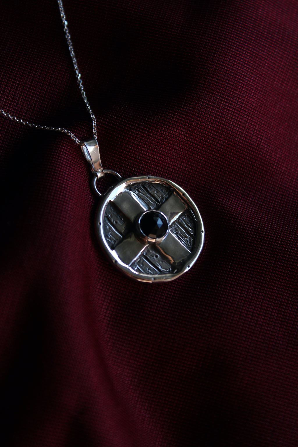 Escudo vikingo Onyx negro facetado