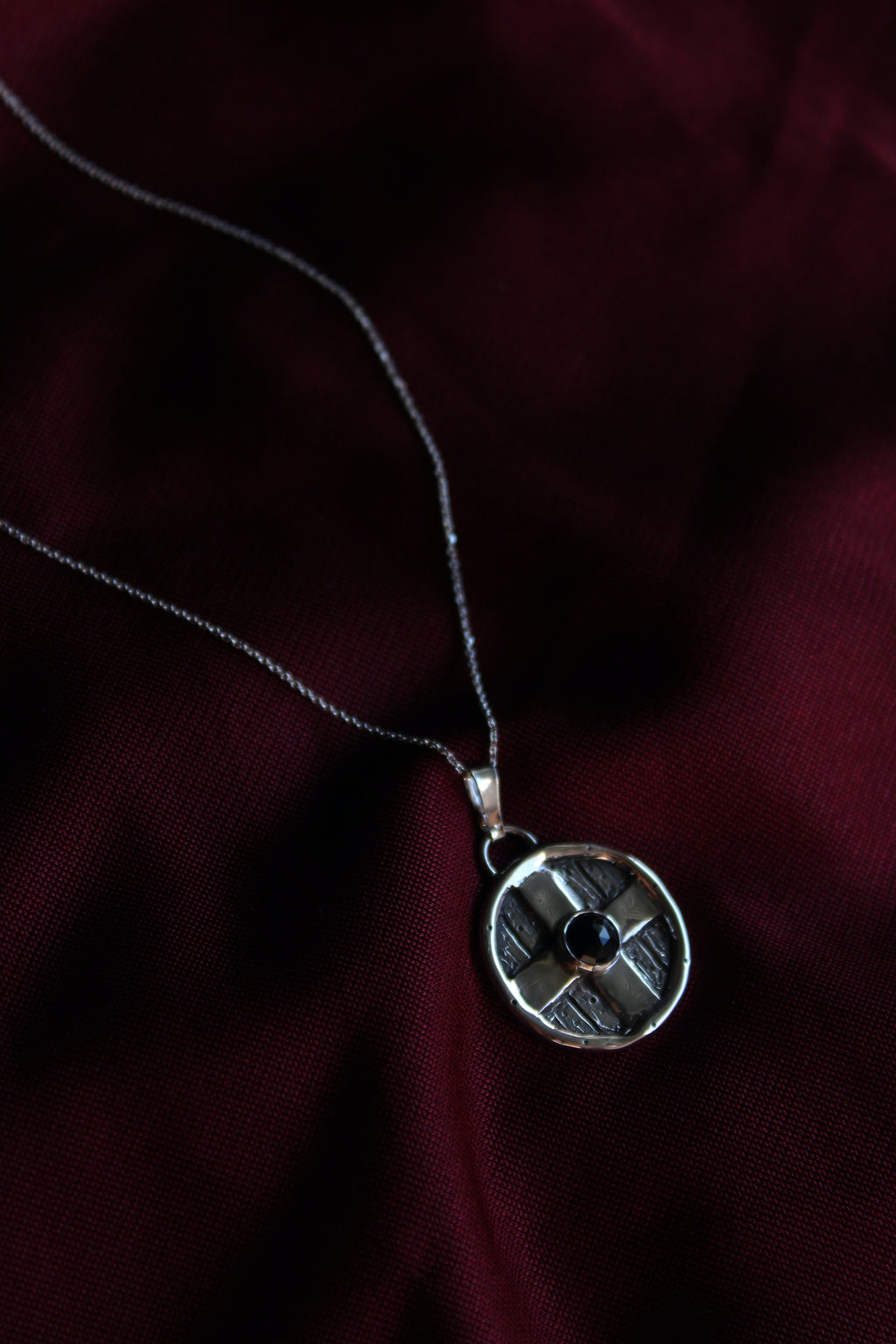 Escudo vikingo Onyx negro facetado