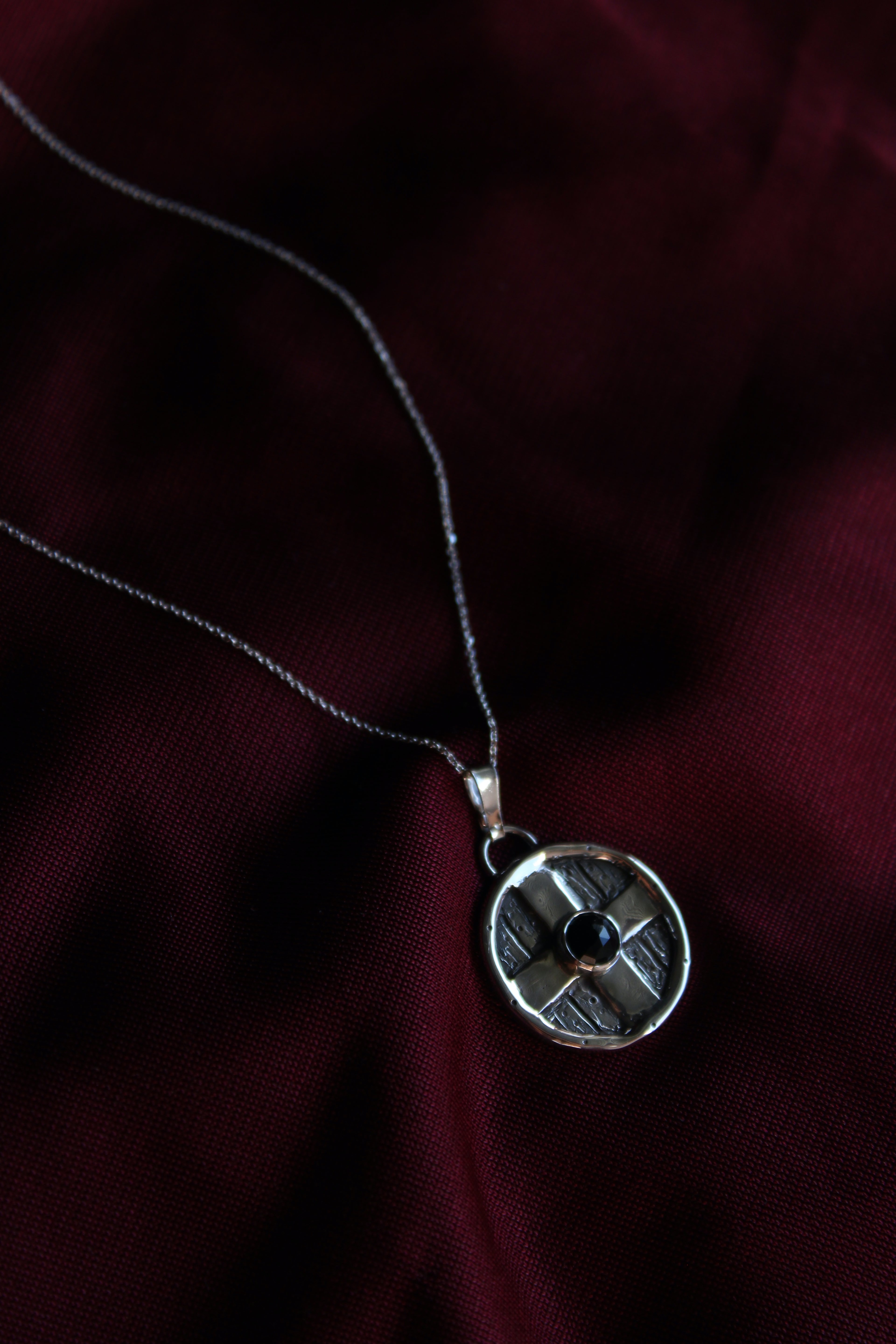 Escudo vikingo Onyx negro facetado