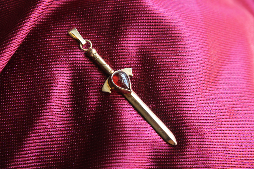 Colgante Espada Encantada Baño de oro Granate